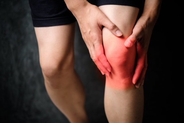 立ち上がりで膝が痛い…　変形性膝関節症の原因と治療　東大島・東砂の整骨院